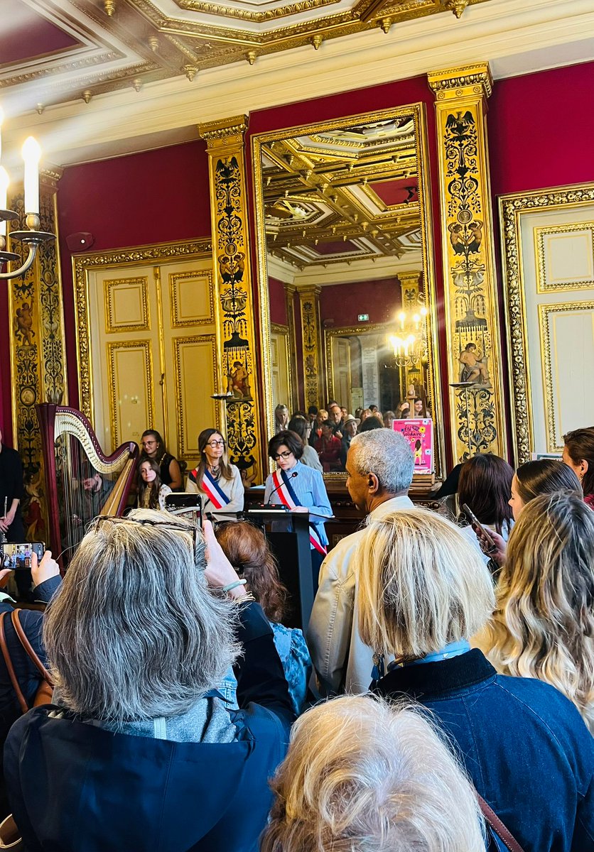 mairie7's tweet photo. 🤝 Lancement de la 22e édition de l’été solidaire à la @mairie7 ! Plus de 100 activités gratuites pour tous durant l'été. @datirachida et l’ensemble des élus remercient la #MVAC7 et toutes les associations de #Paris7 pour leur engagement et leur dynamisme ! 
#Mairie7 #Solidarite https://t.co/F7l32VCWrU