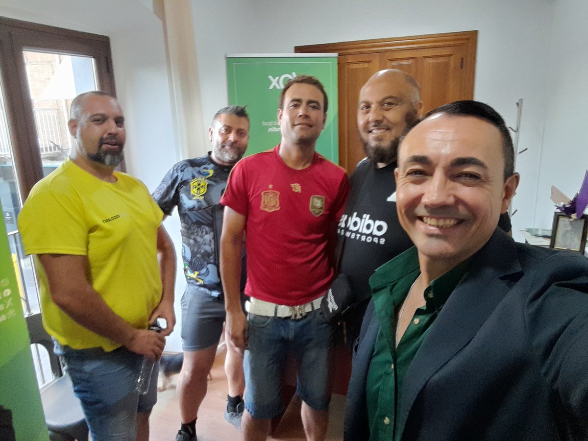 diegodggonzalez's tweet photo. 🏫🤝‼️ #EL #LUNES | Para #COMENZAR la #SEMANA :

🟢Nuevo Encuentro |de Nuestro Portavoz @diegodggonzalez ,con Militantes de @VoxAlhendin📝

💚Desde el GRUPO MUNICIPAL VOX Alhendín trabajamos para mejorar la vida y Seguridad de todos nuestros vecinos.👨‍👩‍👧‍👦

¡ Seguimos Avanzando !💪🇪🇸 https://t.co/kNmux3b8DJ