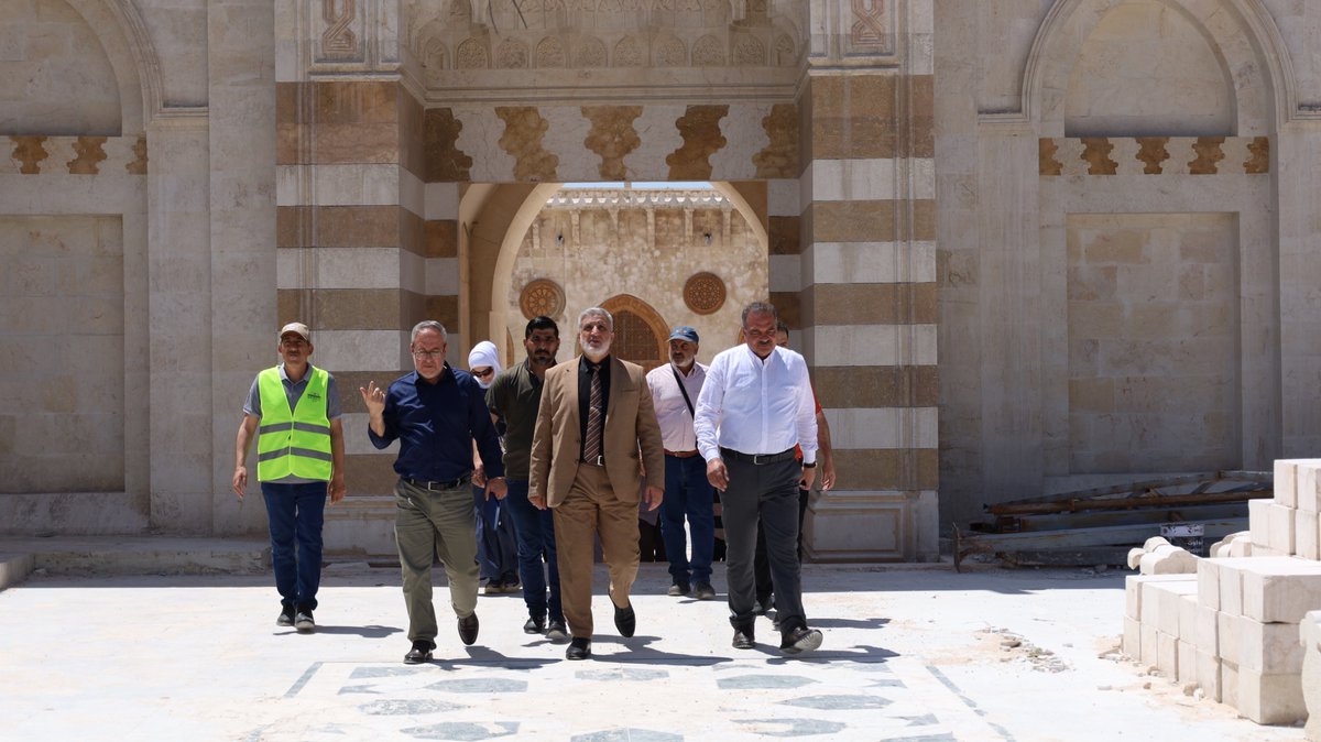 AleppoGov1's tweet photo. أجرى نائب محافظ حلب، السيد فواز هلال، اليوم الخميس، جولة ميدانية في الجامع الأموي بمدينة حلب، للاطلاع على المراحل النهائية من مشروع الترميم.

وتابع خلال الجولة سير الأعمال الجارية في أروقة الجامع ومحيطه، ضمن أعمال إعادة التأهيل في حلب القديمة.

وأكد نائب المحافظ أهمية إنجاز المشروع ضمن الجدول الزمني المحدد، لما يمثله الجامع الأموي من مكانة تاريخية ودينية في مدينة حلب.

#محافظة_حلب