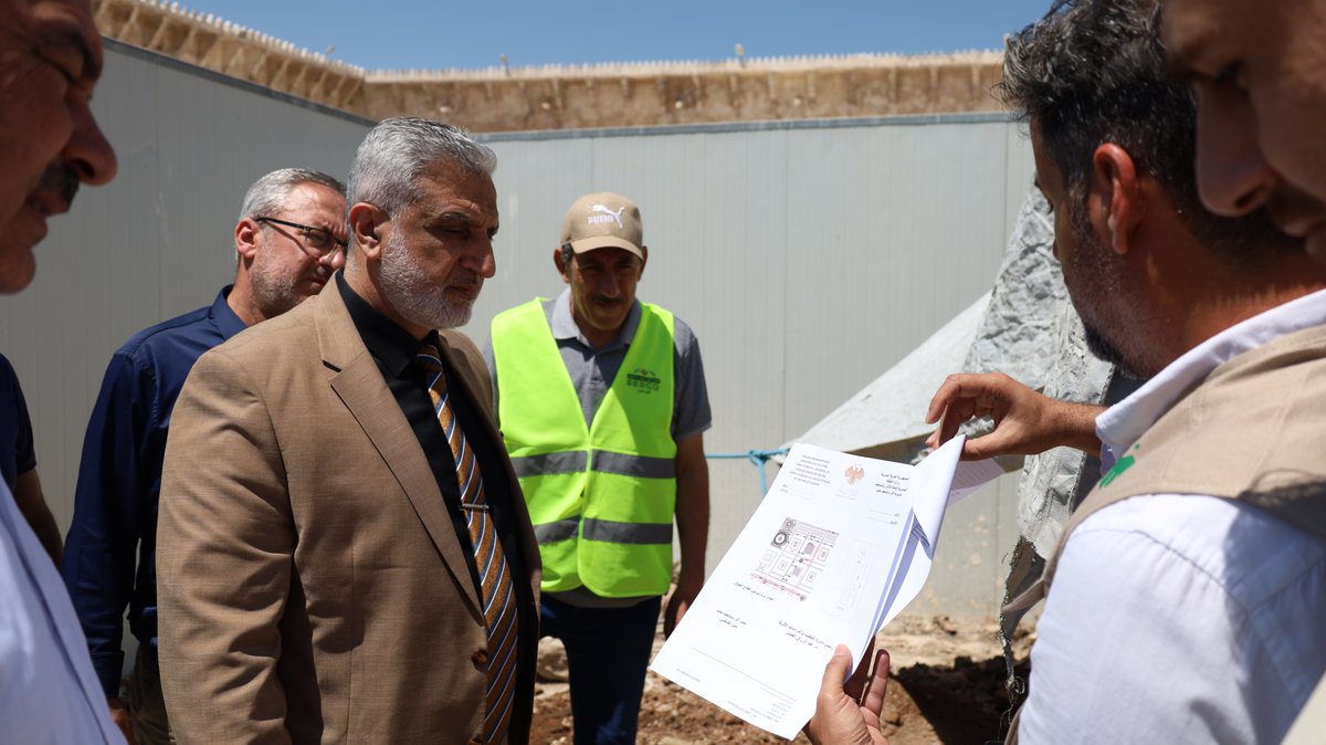 AleppoGov1's tweet photo. أجرى نائب محافظ حلب، السيد فواز هلال، اليوم الخميس، جولة ميدانية في الجامع الأموي بمدينة حلب، للاطلاع على المراحل النهائية من مشروع الترميم.

وتابع خلال الجولة سير الأعمال الجارية في أروقة الجامع ومحيطه، ضمن أعمال إعادة التأهيل في حلب القديمة.

وأكد نائب المحافظ أهمية إنجاز المشروع ضمن الجدول الزمني المحدد، لما يمثله الجامع الأموي من مكانة تاريخية ودينية في مدينة حلب.

#محافظة_حلب
