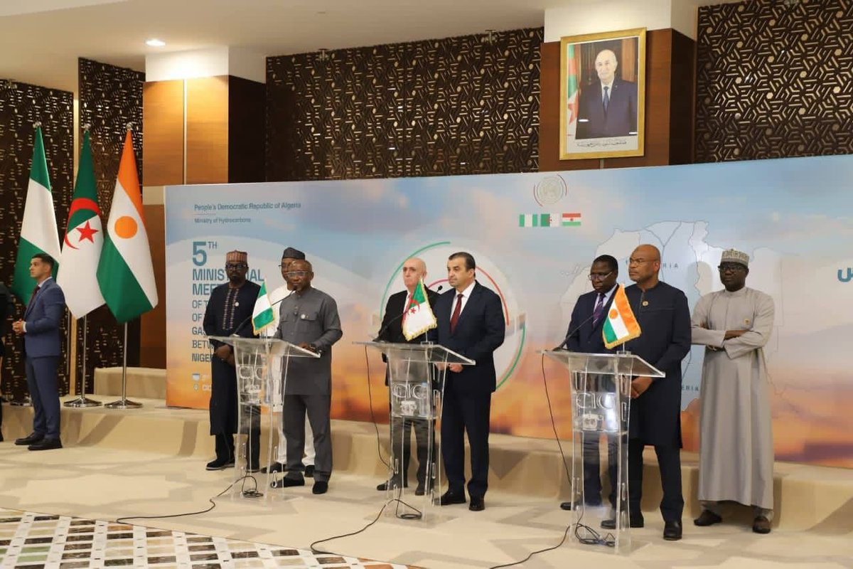NigerAr's tweet photo. Le rapport final de l’étude de faisabilité actualisée du gazoduc transsaharien validé à Alger

Réunis dans le cadre de la 5e réunion ministérielle du Comité de pilotage du gazoduc transsaharien, le Niger, l’Algérie et le Nigeria ont validé, ce mercredi 3 juin à Alger, le rapport final de l’étude de faisabilité actualisée du projet et convenu d’accélérer les procédures devant conduire à sa réalisation.

La décision a été prise à l’issue de la 5e réunion ministérielle du Comité de pilotage du projet, tenue au Centre international des conférences (CIC) Abdelatif Rahal, en présence du ministre nigérien du Pétrole, M. Hamadou Tinni, du ministre algérien des Hydrocarbures, M. Mohamed Arkab, et du ministre d’État nigérian aux Ressources pétrolières chargé du Gaz, M. Ekperikpe Ekpo.

Les travaux ont porté sur l’examen des résultats de l’actualisation de l’étude de faisabilité réalisée par le cabinet international Penspen, ainsi que sur l’évaluation du niveau d’exécution de la feuille de route arrêtée lors des précédentes réunions.

Au terme des échanges, les trois pays ont adopté et validé le rapport final de l’étude, lequel constituera désormais la référence technique et économique pour les prochaines phases de réalisation du projet.

Les participants ont également convenu d’engager les procédures opérationnelles nécessaires à la concrétisation du gazoduc, de finaliser les dispositions requises et de poursuivre la coordination entre les compagnies nationales chargées du suivi du projet, à savoir Sonidep pour le Niger, Sonatrach pour l’Algérie et NNPC pour le Nigeria.

Le projet de gazoduc transsaharien vise à acheminer le gaz naturel du Nigeria vers l’Algérie à travers le territoire nigérien, avant son exportation vers les marchés européens et internationaux.

Dans une déclaration conjointe à l’issue de la réunion, les trois ministres ont réaffirmé leur engagement à poursuivre la mise en œuvre de ce projet stratégique.

Le ministre algérien des Hydrocarbures a, à cette occasion, annoncé le lancement des travaux de réalisation du tronçon algérien du gazoduc, considéré comme une composante essentielle de cette infrastructure énergétique continentale.