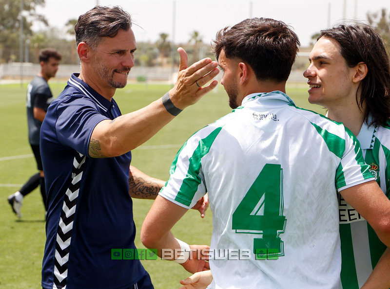 betisweb's tweet photo. 🟢⚪️ #Entrevista #Betisweb: 

🗣️ Capi: “Los chavales han asumido jugar finales durante cuatro años pero se ha conseguido”. 

✍️ @_luisnc_ 
🔗https://t.co/hXSjiw74AT 

#CanteraBetis #BetisC 💚 https://t.co/ltdUFYmQIb