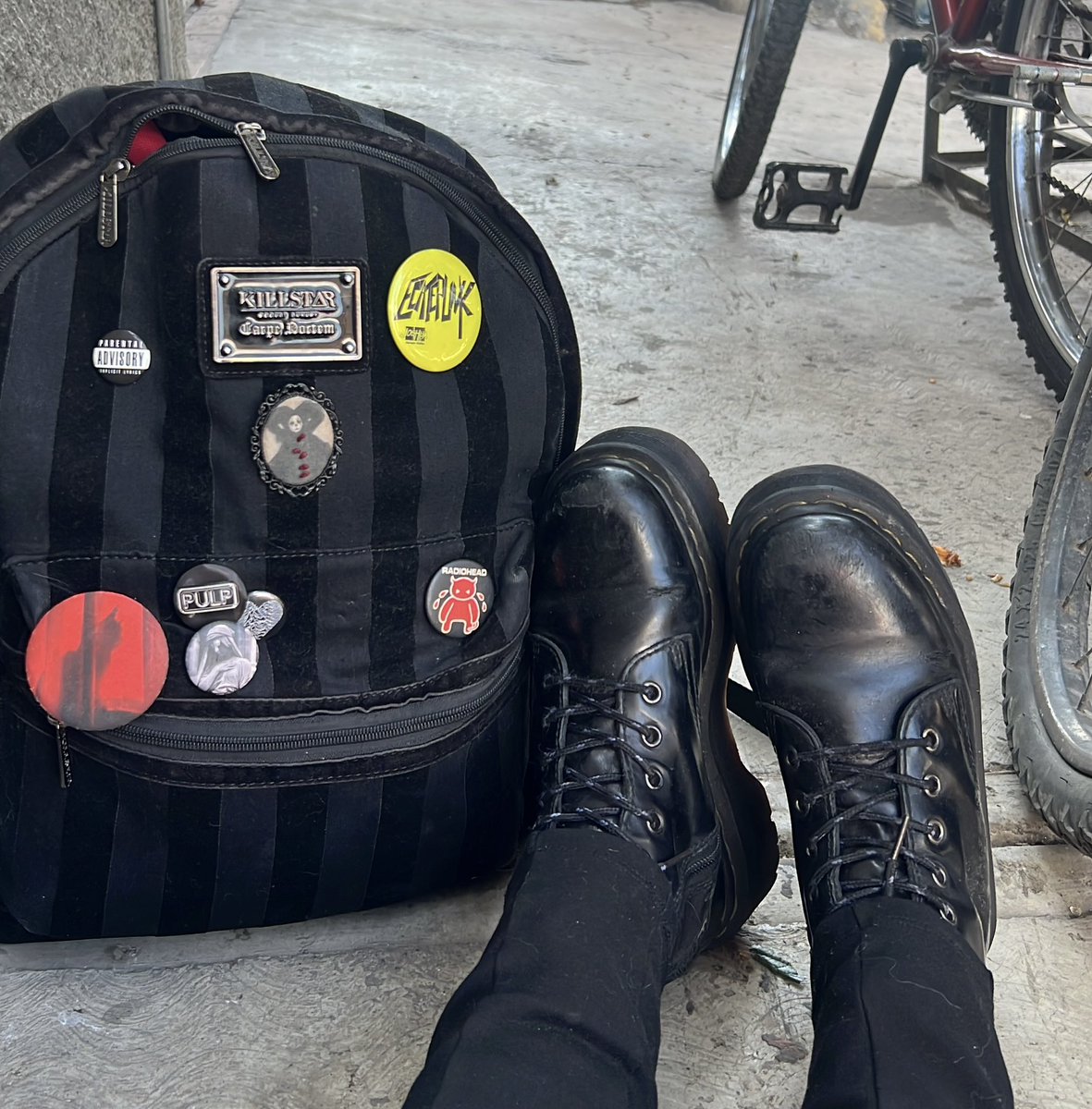 Emily_Esqueleto's tweet photo. https://t.co/uWiUHQUsZS

Aquí explico más ⬆️

Perdí mi mochila en La Roma, nada de lo que hay dentro les sirve para usarlo, mis lentes oscuros graduados, fotografías instantáneas y mi cuadernos con los poemas en los que había estado trabajando, estaban ahí.

#LaRoma https://t.co/YVcpC7enr7