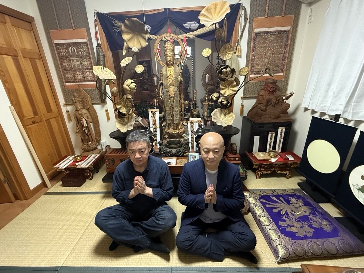 xianglin8964's tweet photo. 今天是「六四大屠殺」37周年。在這個充滿歷史記憶的紀念日，有幸與遠道來日參加紀念活動的 89 民運領袖吾爾開希先生同行。在日聖法師慈悲主持的誦經儀式中，我們共同為當年不屈的英靈超薦祈福。
歷史不容忘卻，願逝者得以安息，自由與民主的精神永留人間。 https://t.co/b8mqXgReB8