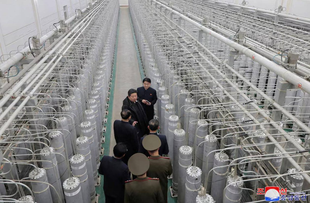 Monitor807's tweet photo. 🇰🇵 Kim Dzong Un nakazał zwiększenie arsenału nuklearnego Korei Północnej — Bloomberg
​
Przywódca Korei Północnej Kim Dzong Un odwiedził nową fabrykę produkującą materiały rozszczepialne i nakazał zwiększenie potencjału atomowego kraju „w wykładniczym tempie”. Według niego ta ekspansja jest niezbędna do stworzenia potężnego arsenału, który zdoła stawić opór wrogiej polityce Stanów Zjednoczonych i potencjalnym zagrożeniom dla bezpieczeństwa państwa
