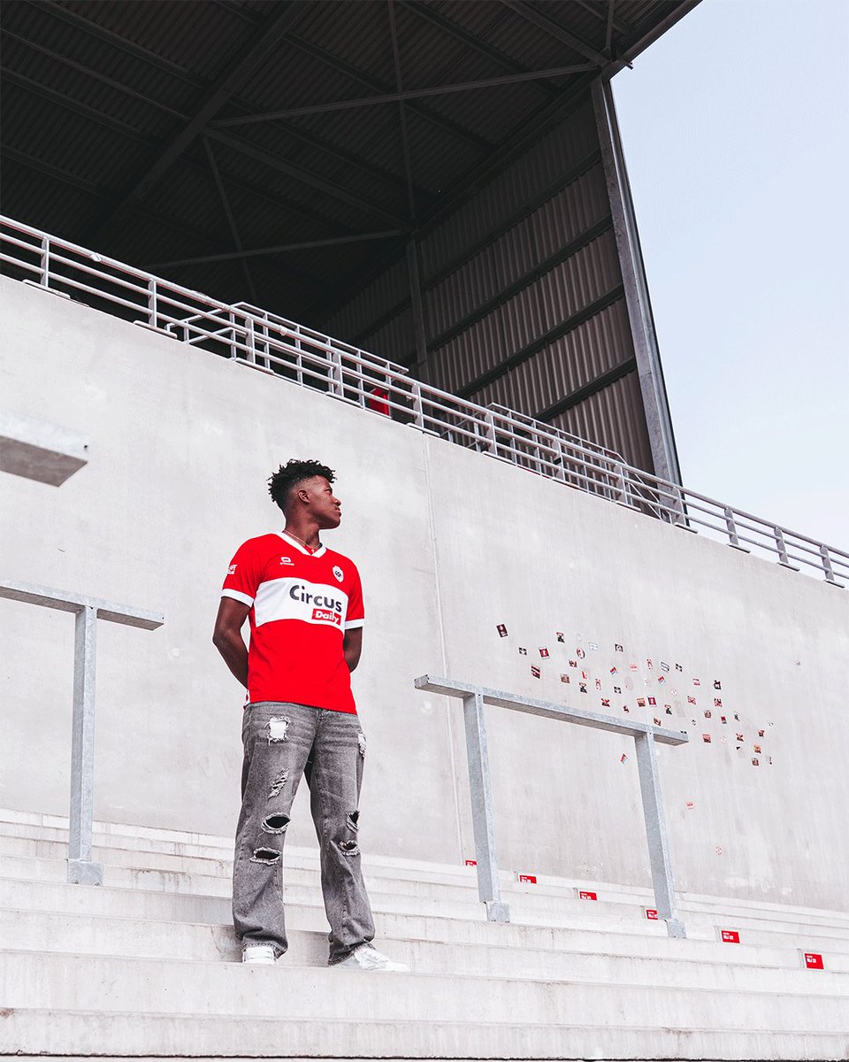 official_rafc's tweet photo. Mejia (18) is een linksvoetige Ecuadoraanse winger die overkomt van het Kroatische NK Kustošija.

Daniel genoot zijn jeugdopleiding bij Independiente del Valle in Ecuador, de club waar ook Anthony Valencia en Willian Pacho werden opgeleid.

Met zijn snelheid, diepgang en vermogen om tegenstanders één tegen één uit te schakelen, is hij een jonge speler met veel potentie. Mejia tekent een contract van vier jaar op de Bosuil.

Welkom en succes, Daniel! 🔴⚪