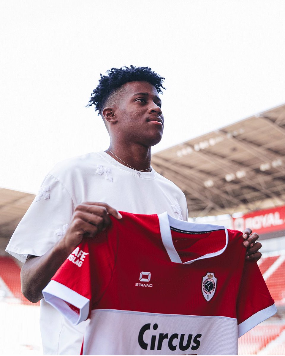 official_rafc's tweet photo. Mejia (18) is een linksvoetige Ecuadoraanse winger die overkomt van het Kroatische NK Kustošija.

Daniel genoot zijn jeugdopleiding bij Independiente del Valle in Ecuador, de club waar ook Anthony Valencia en Willian Pacho werden opgeleid.

Met zijn snelheid, diepgang en vermogen om tegenstanders één tegen één uit te schakelen, is hij een jonge speler met veel potentie. Mejia tekent een contract van vier jaar op de Bosuil.

Welkom en succes, Daniel! 🔴⚪