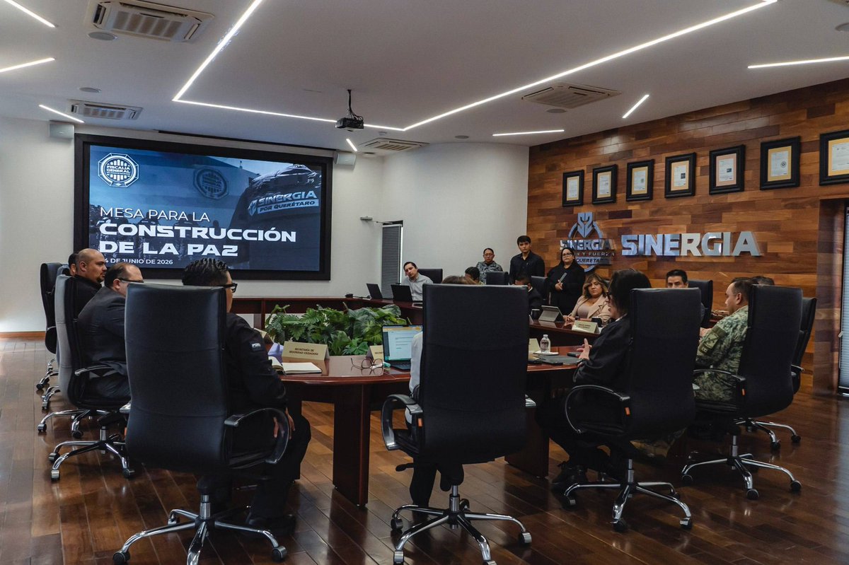 fiscaliaqro's tweet photo. 🚨 SINERGIA FORTALECE LA COORDINACIÓN INSTITUCIONAL DURANTE LA MESA PARA LA CONSTRUCCIÓN DE LA PAZ Y LA SEGURIDAD

La #FiscalíaQro fue sede de la Mesa para la Construcción de la Paz y la Seguridad, espacio en el que autoridades de los tres órdenes de gobierno dieron seguimiento a acciones, resultados y estrategias para fortalecer la seguridad en Querétaro.

🤝 Durante la reunión:

• Se revisó el avance de investigaciones estratégicas
• Se analizaron acciones operativas desarrolladas en distintas regiones del estado
• El Fiscal General, Víctor Antonio De Jesús Hernández, presentó avances de la estrategia #SinergiaPorQuerétaro

📊 La estrategia fortalece:

• La coordinación interinstitucional
• La prevención e investigación de los delitos
• La atención oportuna de fenómenos que impactan la seguridad pública

👮‍♂️ En la sesión participaron representantes de:

• Secretaría de la Defensa Nacional
• Guardia Nacional
• Fiscalía General de la República
• Secretaría de Seguridad Ciudadana
• Centro Nacional de Inteligencia
• Coordinación Estatal de Protección Civil
• Fiscalía General del Estado de Querétaro

🔎 Asimismo:

• Se intercambió información estratégica
• Se analizaron resultados recientes
• Se definieron líneas de acción conjuntas para fortalecer las capacidades de respuesta institucional

La Fiscalía General del Estado de Querétaro refrenda su compromiso de trabajar de manera coordinada con las instituciones de seguridad y procuración de justicia para fortalecer la prevención, investigación y persecución de los delitos en beneficio de las familias queretanas.

#FiscalíaQro #Sinergia #Resultados #Quereraro