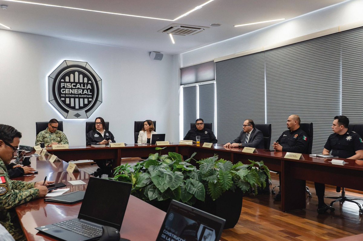 fiscaliaqro's tweet photo. 🚨 SINERGIA FORTALECE LA COORDINACIÓN INSTITUCIONAL DURANTE LA MESA PARA LA CONSTRUCCIÓN DE LA PAZ Y LA SEGURIDAD

La #FiscalíaQro fue sede de la Mesa para la Construcción de la Paz y la Seguridad, espacio en el que autoridades de los tres órdenes de gobierno dieron seguimiento a acciones, resultados y estrategias para fortalecer la seguridad en Querétaro.

🤝 Durante la reunión:

• Se revisó el avance de investigaciones estratégicas
• Se analizaron acciones operativas desarrolladas en distintas regiones del estado
• El Fiscal General, Víctor Antonio De Jesús Hernández, presentó avances de la estrategia #SinergiaPorQuerétaro

📊 La estrategia fortalece:

• La coordinación interinstitucional
• La prevención e investigación de los delitos
• La atención oportuna de fenómenos que impactan la seguridad pública

👮‍♂️ En la sesión participaron representantes de:

• Secretaría de la Defensa Nacional
• Guardia Nacional
• Fiscalía General de la República
• Secretaría de Seguridad Ciudadana
• Centro Nacional de Inteligencia
• Coordinación Estatal de Protección Civil
• Fiscalía General del Estado de Querétaro

🔎 Asimismo:

• Se intercambió información estratégica
• Se analizaron resultados recientes
• Se definieron líneas de acción conjuntas para fortalecer las capacidades de respuesta institucional

La Fiscalía General del Estado de Querétaro refrenda su compromiso de trabajar de manera coordinada con las instituciones de seguridad y procuración de justicia para fortalecer la prevención, investigación y persecución de los delitos en beneficio de las familias queretanas.

#FiscalíaQro #Sinergia #Resultados #Quereraro