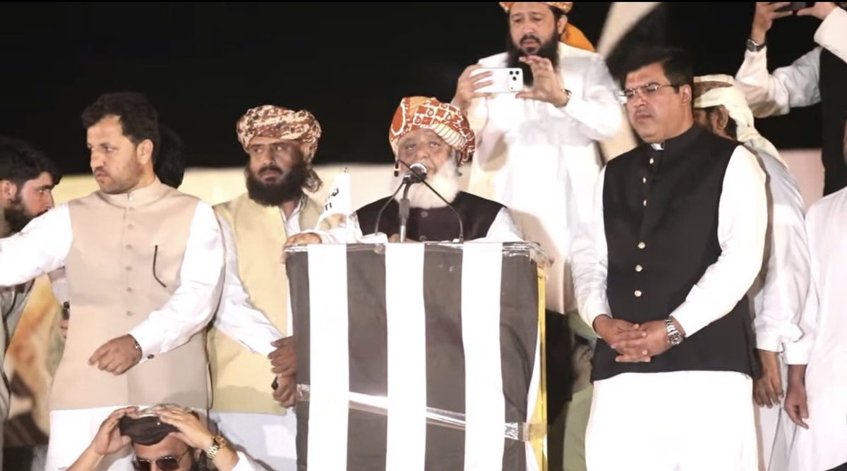 rasheedkhaksar's tweet photo. قیادت اسے کہتے ہیں جو کارکن کے قدم بقدم ہو اور انکے حوصلے بلند کرنے کیلئے خود بھی عملی کام میں مصروف ہو 🩵

 #تحفظ_مدارس_حقوق_بلوچستان https://t.co/ITW57whmJV