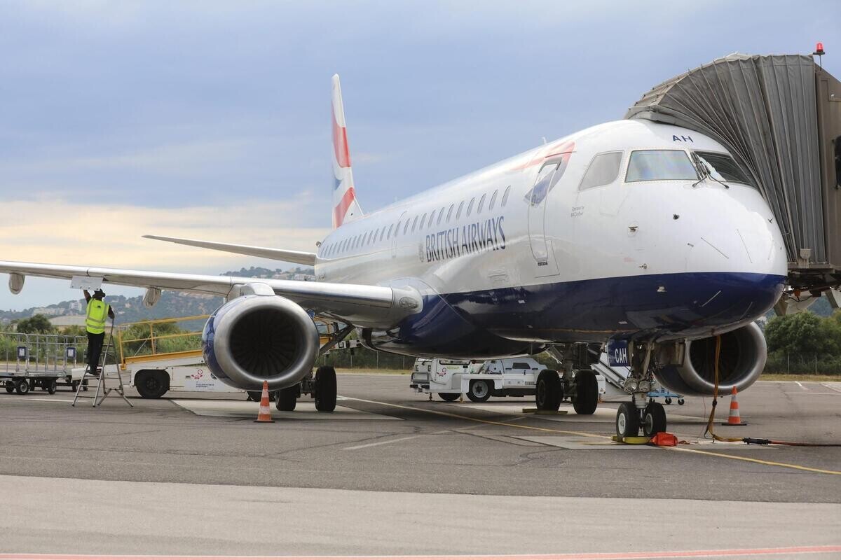 Var_Matin's tweet photo. Avec l’ouverture d’une liaison vers l’aéroport Londres City depuis l’aéroport de Toulon Hyères, le Var n’est plus qu’à deux heures de la capitale anglaise durant la saison estivale. Une opportunité de développement qu’élus et responsables de l’aéroport v… https://t.co/PWfn3J9FgA https://t.co/4dLAr064D6