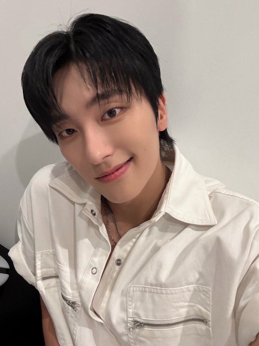ox_playDumB's tweet photo. 🤍
#FXSD #ForX_Selca_Day #SEBIN #세빈 #오메가엑스 #OMEGA_X #FORX @OmegaX_members https://t.co/T2wqWLRZwk