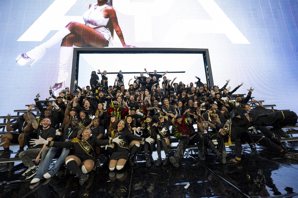 iam_issaka's tweet photo. Iโm mentally still there ๐ฅน๐ค
3 stade de France pour la queen Aya Nakamura.
Merci pour les รฉmotions, les vibrations.
#coordinationchoregraphy & #movementdirection ๐๐ฟโโ๏ธ https://t.co/9jgMMfttaJ
