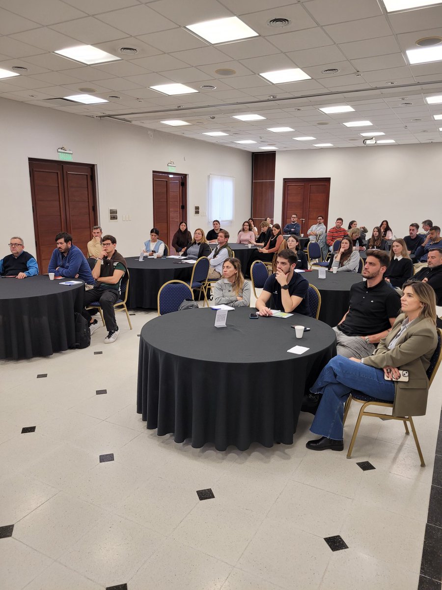 AgenciaProCba's tweet photo. En toda la provincia, seguimos generando espacios para brindar información concreta y herramientas prácticas sobre la entrada en vigencia del acuerdo Mercosur - Unión Europea 🇪🇺 al ecosistema empresarial cordobés. 

📍 En Villa María, junto con @AERCAvm, el Mgtr. Gustavo Scarpetta diserta acerca de los impactos, procesos, oportunidades y amenazas que se presentan e incluye además algunos aspectos clave de las nuevas disposiciones de reduccion arancelaria de nuestro país con EE.UU.