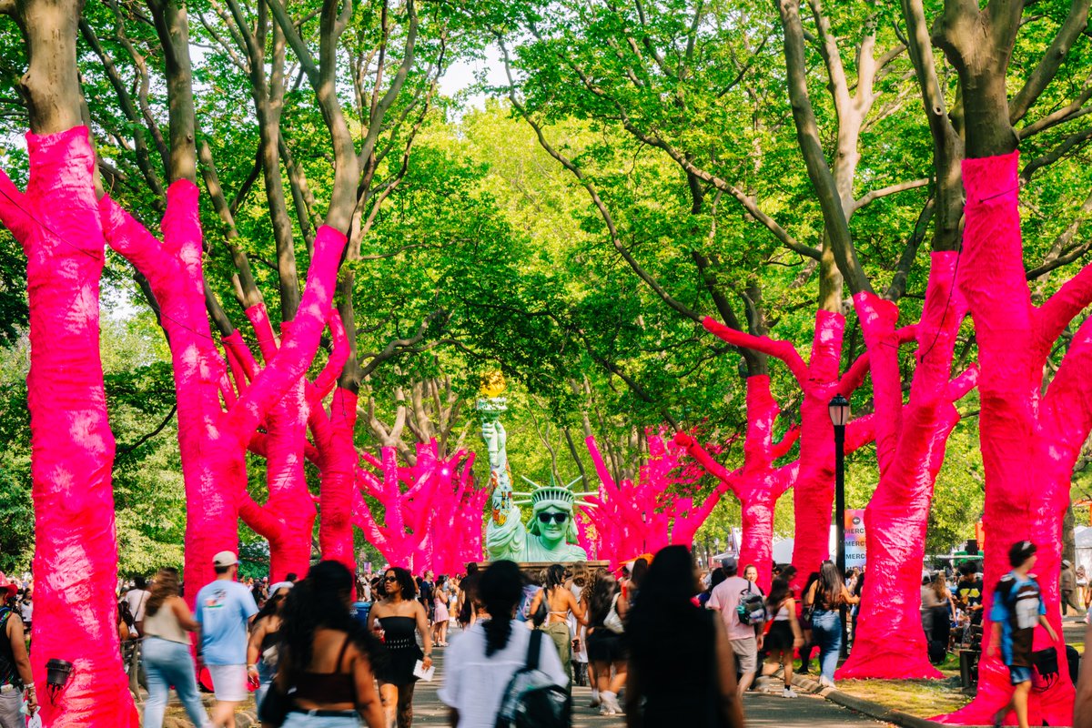 Citibank's tweet photo. Your Gov Ball weekend = officially upgraded with your Citi® Card🎵
✅ Cashless festival experience
✅ Savings on eligible spend on merch + concessions
✅ Fast lane access at merch
Use your Citi® Card and spend less time waiting, more time dancing 💃 https://t.co/6JTxLlCRgb