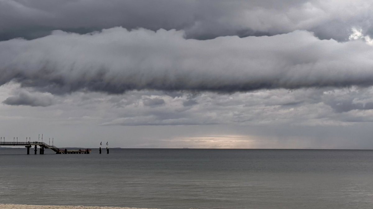 MeteoprognozaPL's tweet photo. Chmura szelfowa uchwycona kilka chwil temu w Międzyzdrojach fot. Nick Fury. https://t.co/WEvKA4DMnX