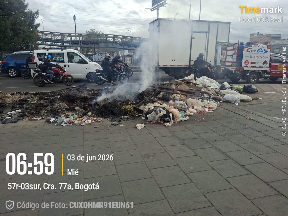 MariaClaraName's tweet photo. Hacemos un llamado a la @Uaesp y @SeguridadBOG para intervenir los puntos críticos de acumulación de basuras denunciados por la comunidad, hoy nos llega la queja de los residentes del barrio El Mirador de La Primavera, sector CasaBianca , en Ciudad Bolívar.

Los ciudadanos alertan 🚨 sobre la presencia de basureros a cielo abierto y asentamientos de carreteros que están afectando el espacio público, seguridad, salud y calidad de vida de los vecinos.

La ciudadanía merece entornos limpios, seguros y dignos. Se requieren acciones inmediatas de limpieza, control y prevención para evitar que esta problemática siga creciendo. #CiudadBolívar #EspacioPúblico #Basuras #BogotáLimpia
