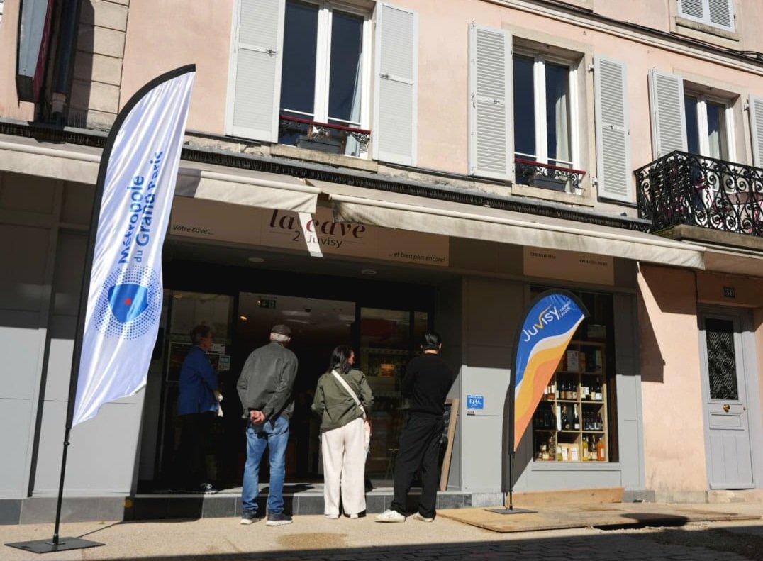 GrandParisMGP's tweet photo. Ce soir, la ville de @JuvisyOfficiel accueillait un nouveau caviste dans son centre-ville. Grâce à l'action de la @GrandParisMGP et de la Foncière Centres-villes vivants, un local commercial vacant a été préempté et un amoureux des bons produits a pu ouvrir un nouveau commerce.
➡️ Cette action combinée et rapide permet la redynamisation des centres-villes des communes de la Métropole au profit des habitants.
@SebBeneteau