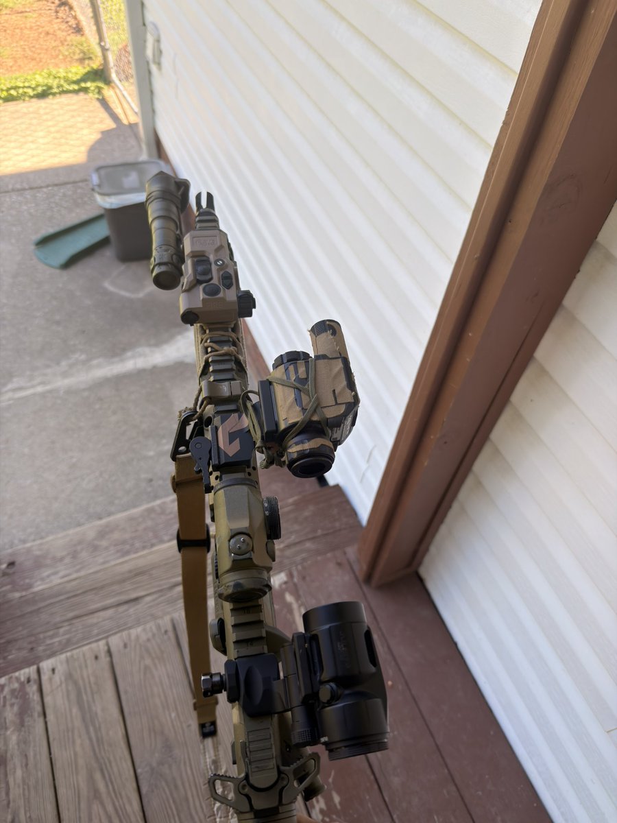 HavocTwoOne's tweet photo. This might be the new meta 🤣

-Flip to side thermal and magnifier 
-zero the thermals reticle
-use as a 45 offset
-maintain daytime/passive aiming use of red dot 
-flip magnifier back if you want magnified red dot

I’m gonna have to play around with this and see how it works. https://t.co/iYq01UdZaX