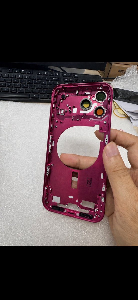 saezdavid's tweet photo. Les couleurs des iPhone 18 fuient des usines chinoises.
Bleu, rose, noir. 
À J-5 de la WWDC.
Apple n’a même pas encore présenté iOS 27 que septembre est déjà en route. https://t.co/qhIsoSiAhd