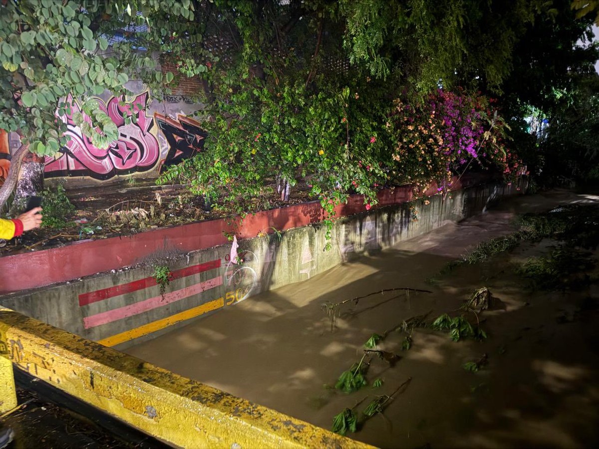 codicesoax's tweet photo. 🦺 | Protección Civil de Santa Lucía del Camino atendió incidentes durante la noche y madrugada, auxiliando vehículos varados, limpiando rejillas y monitoreando ríos y arroyos. Exhorta a la población a mantenerse alerta y reportar emergencias al 911 o C2.

#Oaxaca
 
📸 Especial https://t.co/EPo9ymNCRi