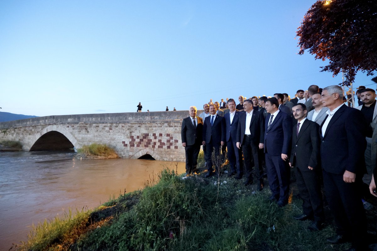 tokatvaliligi's tweet photo. İçişleri Bakanımız Sayın Mustafa Çiftçi, Valimiz Abdullah Köklü, Milletvekillerimiz Mustafa Arslan ve Cüneyt Aldemir ile birlikte, geçtiğimiz günlerde ilimizde etkili olan yoğun yağışlar nedeniyle tarım arazileri zarar gören Pazar ilçemizi ziyaret etti.

Bakanımız üreticilerimiz ve vatandaşlarımızla bir araya gelerek 
yaşanan afetten etkilenen hemşehrilerimize geçmiş olsun dileklerini iletti.