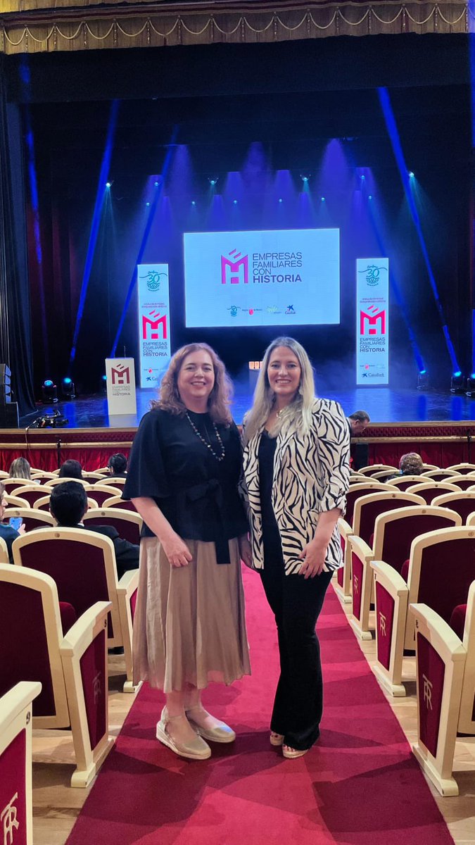 Hefame_es's tweet photo. ✨III Gala de Empresas Familiares con Historia✨

Asistimos al encuentro que ha reunido a representantes del tejido empresarial e institucional de la Región de Murcia, para reconocer la trayectoria y contribución de empresas que impulsan el desarrollo económico y social de la Región.

👏 Nuestra consejera Reyes Menárguez y nuestra interventora, M.ª Luisa Torregrosa, han trasladado a @Amefmur nuestra enhorabuena por la gala y por su labor de apoyo, defensa y visibilización de la empresa familiar.