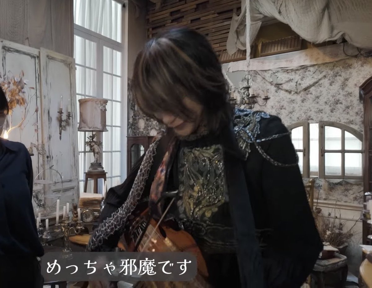 150ab77's tweet photo. 荒モザ処理されるリーダーw
モザイク貫通してくるリーダーw
Shinyaさんに邪魔って言われるリーダーw
「ハッハッハッ〜♪」ではけて行くリーダーw

【DIR EN GREY】MOBSのMVの撮影現場に潜入しました！【MOBS】 https://t.co/ylsNK2ZEFH @YouTubeより https://t.co/PUZIBQ81by