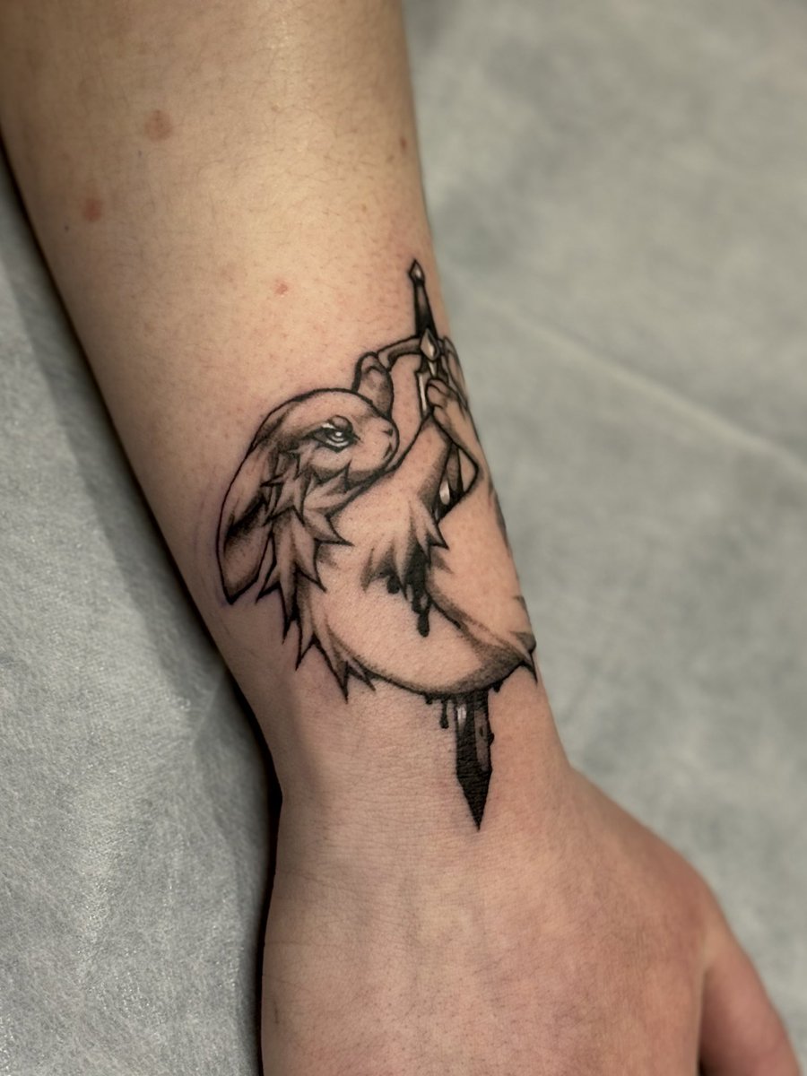 taliruq_'s tweet photo. Do you want a tattoo at Eurofurence? I’ll be tattooing in Hamburg that weekend, DM me ❤️ https://t.co/s5WrcCjzqe