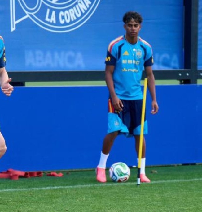 planeteiro3's tweet photo. 👀🧨 Segun me comentan a estas horas

✅️ Lamine Yamal acaba de cerrar su fichaje por el Real Club Deportivo Da Coruña 

🧐 Llega al club coruñés en calidad de secuestrado

✍️🏻 Ahora mismo se encuentra atado de pies y manos en un sótano indeterminado de la Rúa Nova https://t.co/vWhpbI7dl3