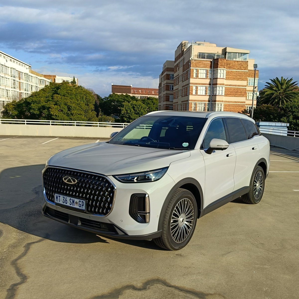 ThamiMasemola's tweet photo. Chery's largest car in Mzansi right now is the Tiggo 9 range. We have this 7-seat Vanguard model (2.0-litre petrol turbo, 187kW, 390Nm, R779 900), the brand's highest petrol-only premium offering. Chery SA sells over 2 000 new cars monthly. Still, Tiggo 9 remains a rare sight. Perhaps not many customers are buying down from large luxury Germans. Not yet anyway.