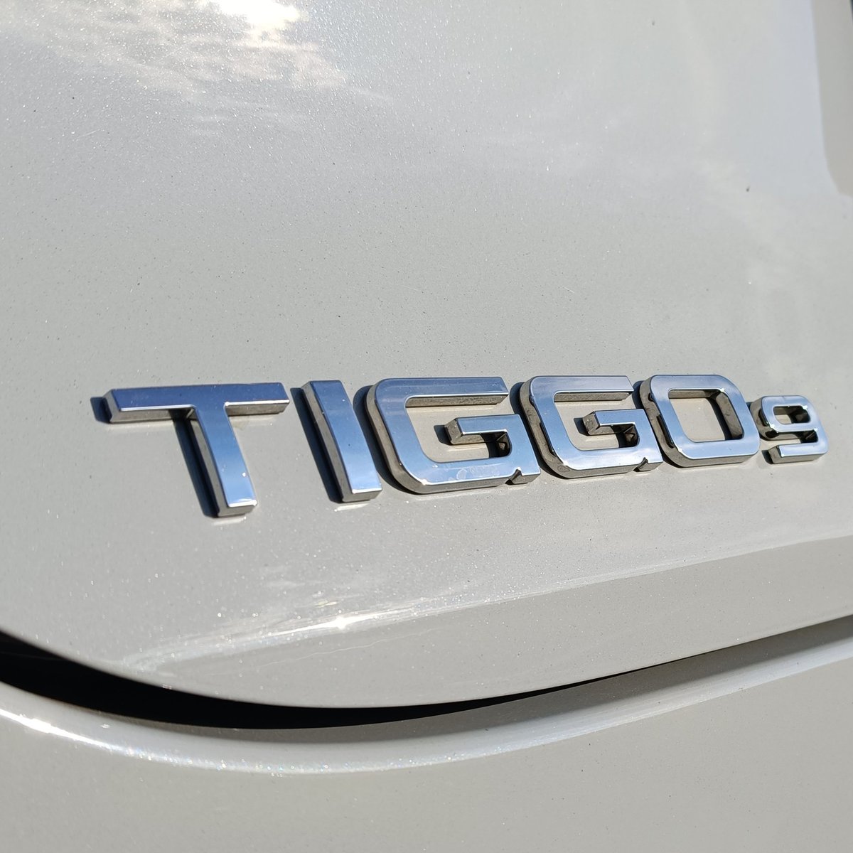 ThamiMasemola's tweet photo. Chery's largest car in Mzansi right now is the Tiggo 9 range. We have this 7-seat Vanguard model (2.0-litre petrol turbo, 187kW, 390Nm, R779 900), the brand's highest petrol-only premium offering. Chery SA sells over 2 000 new cars monthly. Still, Tiggo 9 remains a rare sight. Perhaps not many customers are buying down from large luxury Germans. Not yet anyway.
