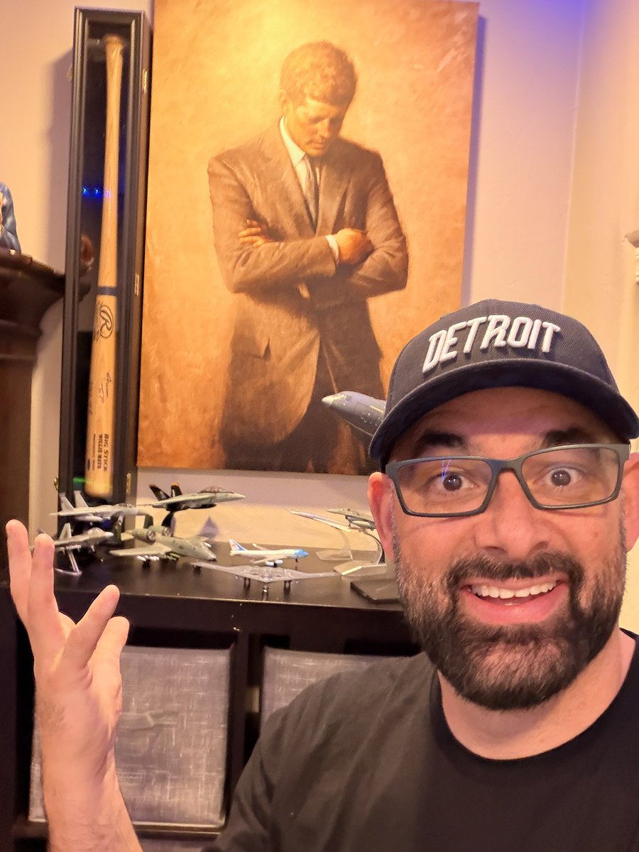 RyanShead's tweet photo. I have a JFK portrait as well. Is this weird too, or just the Black President? 👀🤷🏻‍♂️ https://t.co/XwKHCzrLow