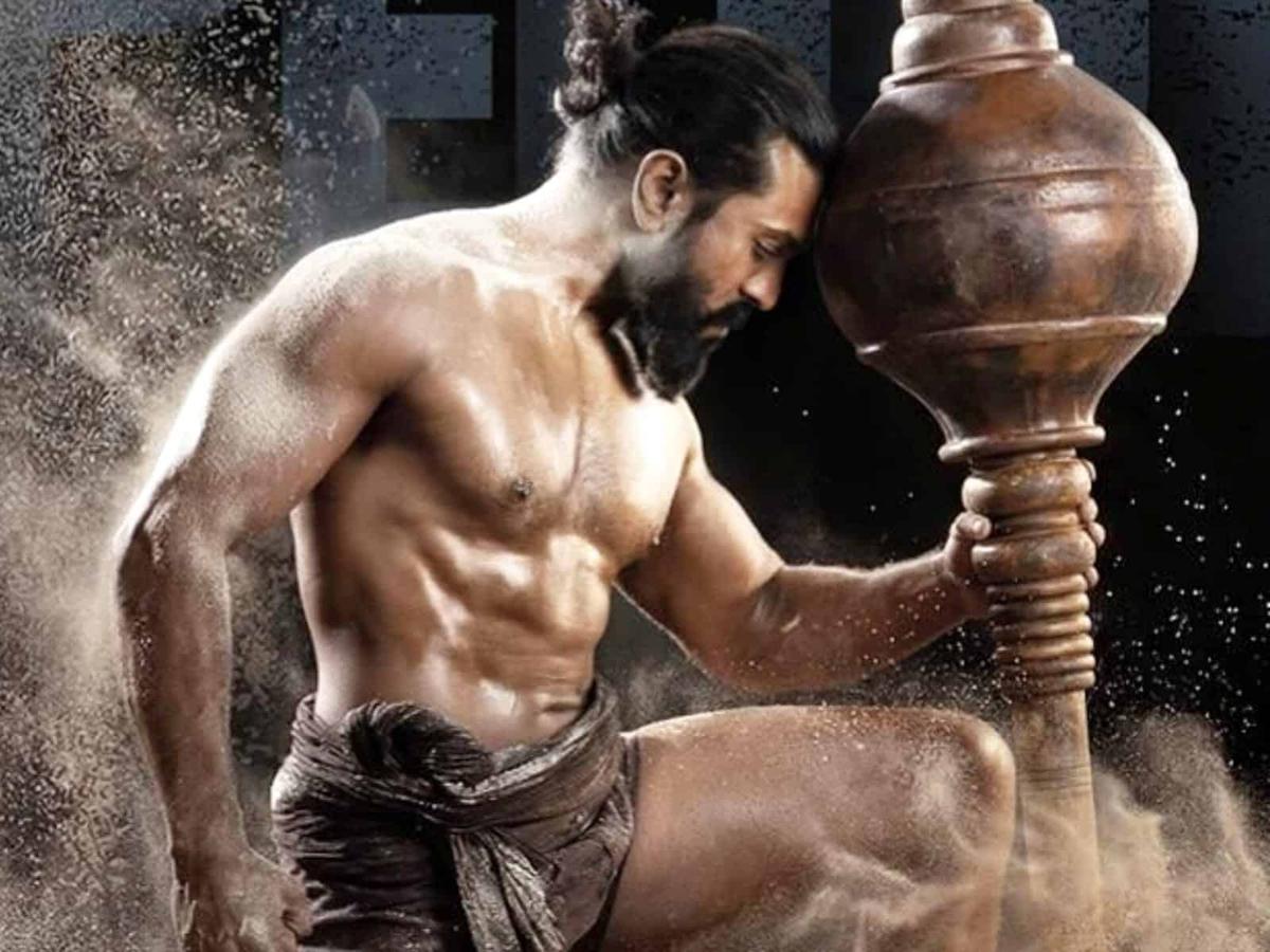 SowmyaSam93's tweet photo. "Ram Charan isn't chasing greatness anymore... He is greatness. 
Peddi is another reminder of why millions adore him. A rare combination of talent, humility, dedication, and unmatched screen presence 👏🏻🙏🏻

Phenomenal RC 😍

#RamCharan #Peddi 

@AlwaysRamCharan ❤️‍🔥 https://t.co/QdDpWyPWEE