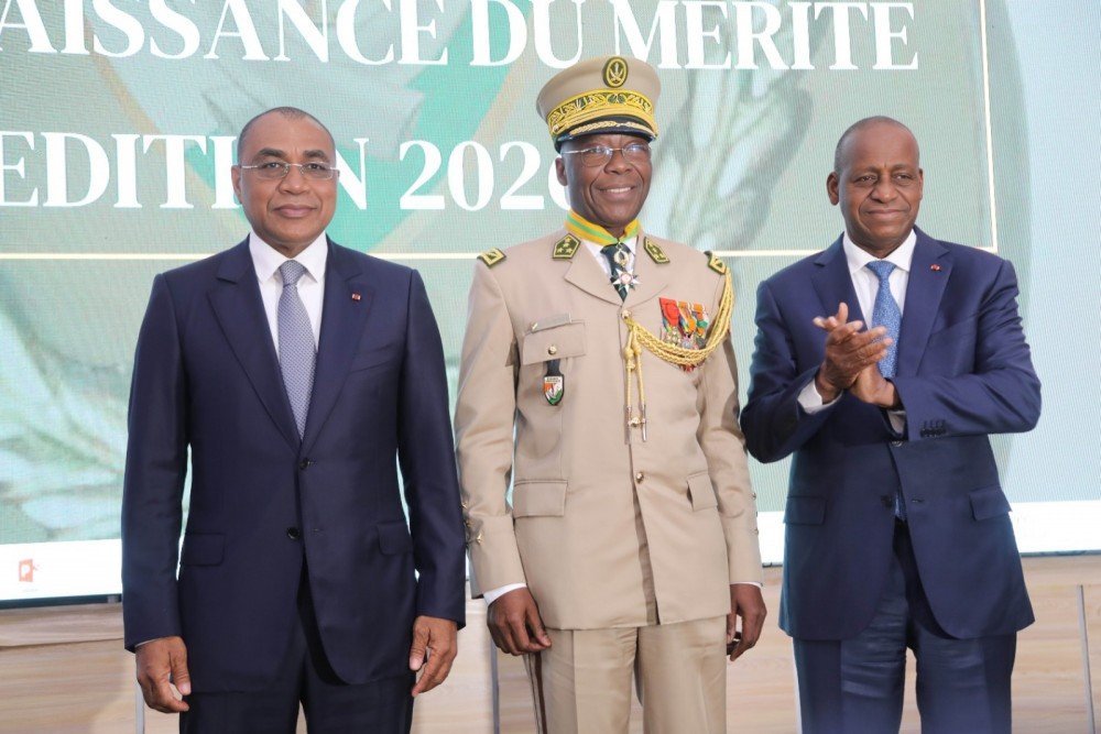 Koaci's tweet photo. Côte d'Ivoire : Douanes ivoiriennes, 107% des objectifs réalisés au  premier trimestre 2026, Adama Coulibaly honore 32 agents d'exception https://t.co/sK4hOL2ZUH https://t.co/YG35KFzpBi