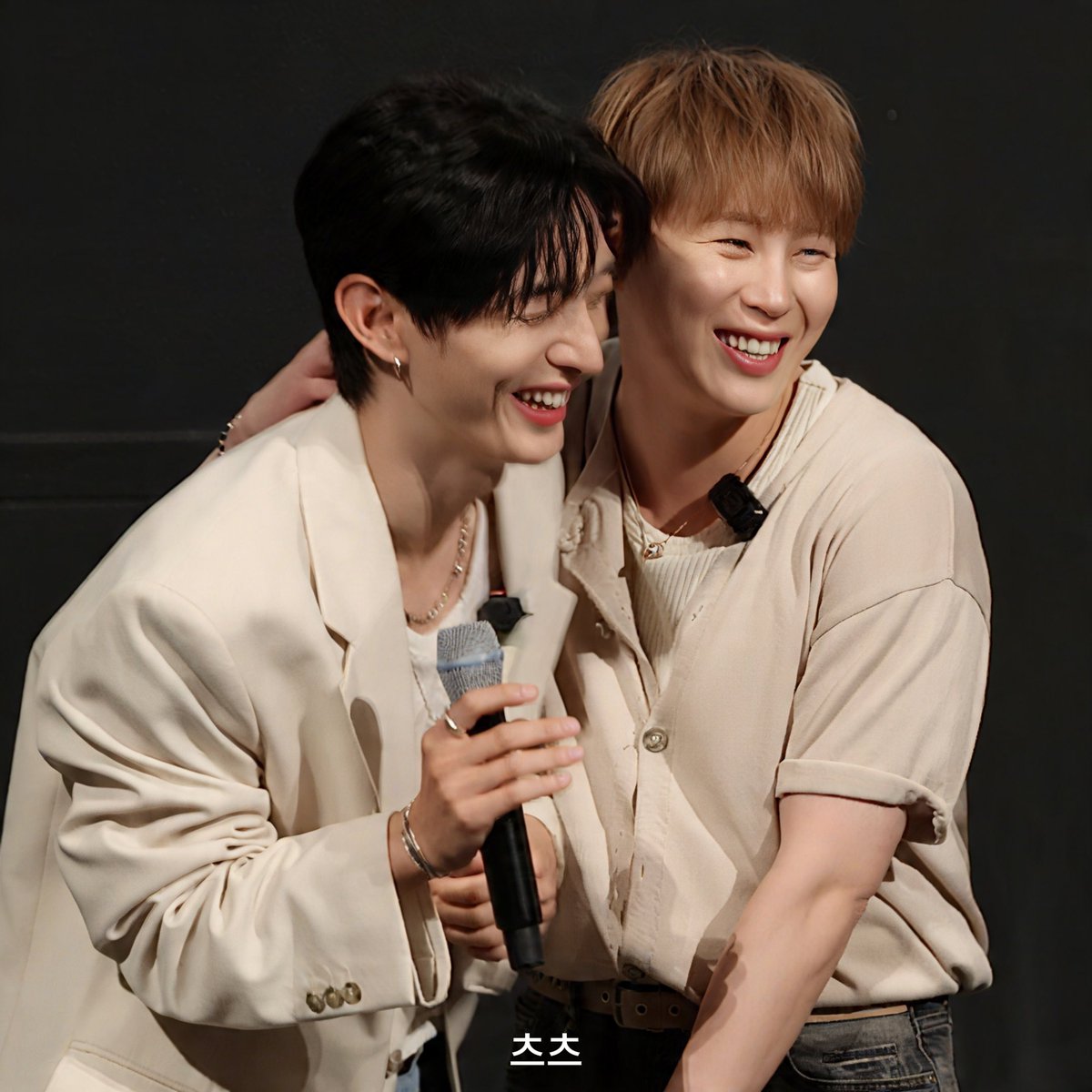 wannaonetsuhaza's tweet photo. 260602 워너원 무대인사
#윤지성 #하성운

맏형 껌딱지 셍 (. ❛ ᴗ ❛.) https://t.co/C4ULt3L0OE