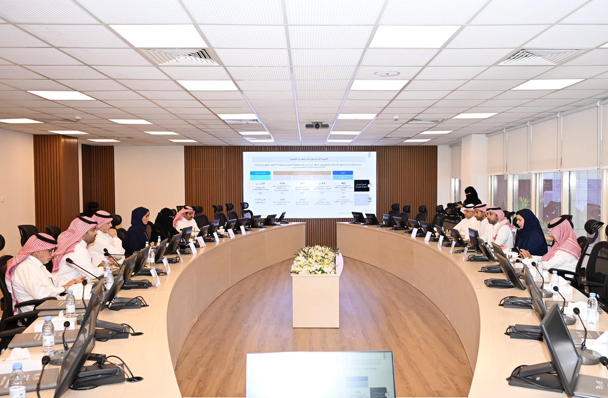 AsharqiaChamber's tweet photo. التقى رئيس غرفة الشرقية فهد بن عبدالله الفراج اليوم مدير عام  التعليم  بالمنطقة الشرقية منيرة بنت بدر المهاشير وبحثا أوجه التعاون المشترك.
حضر اللقاء أعضاء مجلس إدارة الغرفة حمد بن محمد الرقيب و سارة بنت عصام المهيدب، والأمين العام عبدالرحمن بن عبدالله الوابل https://t.co/eVGFoMYzed