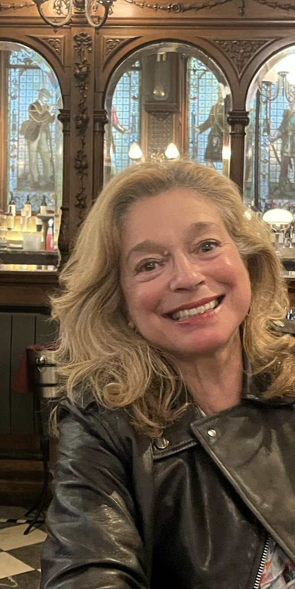 billykayscot's tweet photo. My gorgeous wife @joao_kay and I took the family to the beautiful Oyster Bar in Edinburgh’s Cafe Royale on Tuesday. A special place for us as it was where I took her on our first date in the summer  of 1978. I was definitely out to impress her, and it worked! 🇵🇹♥️🏴󠁧󠁢󠁳󠁣󠁴󠁿 https://t.co/BRzmtFVIxE