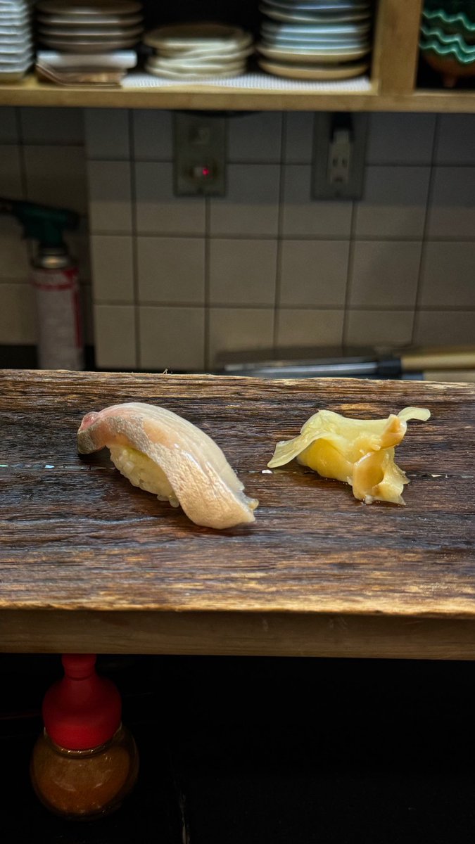 primavera0820's tweet photo. 金沢旅行中なんですが寿司気運高まりすぎて、前日夜に京都で寿司食べて、今日は新幹線の中でロピアのでかい寿司を食べ、金沢でも夜は寿司を食べた。
美味しいもの食べすぎてもし私が自然界の中で捕食対象だったら高級食材になるんだろうなと思う　フォアグラみたいな https://t.co/tW3flqQo4F