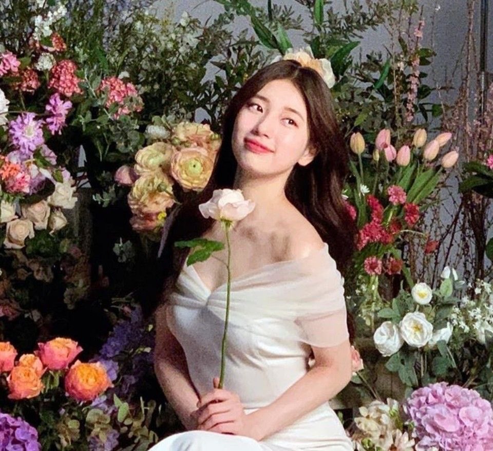 starzblues's tweet photo. good afternoon, friends 💐💗 i am so excited to join #TheGardenGather for my luci angel’s special day. anyone who knows her knows she is a blessing to have in your life. she is absolutely a blessing in mine. i come to this wonderful celebration bearing flower crowns and treats. https://t.co/Wk8zeCoEs6