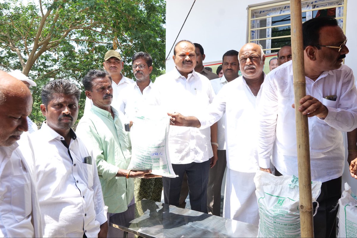 KLNTDP's tweet photo. సత్తెనపల్లి రూరల్ మండలంలోని పెద మక్కెన గ్రామంలో 
₹36లక్షల వ్యయంతో నూతనంగా నిర్మించిన గ్రామీణ ఆరోగ్య కేంద్రాన్ని ప్రారంభించము.,
అలాగే రైతులకు 50% సబ్సిడీపై పచ్చిరొట్ట విత్తనాల పంపిణీ కార్యక్రమంలో పాల్గొనడం జరిగింది.

గ్రామాల అభివృద్ధి, రైతుల సంక్షేమం, మెరుగైన వైద్య సేవలే కూటమి ప్రభుత్వ ప్రధాన లక్ష్యం. ఐదేళ్ల నిర్లక్ష్యం తర్వాత గ్రామాలు మళ్లీ అభివృద్ధి బాటలో పయనిస్తున్నాయి. ప్రజల అవసరాలను గుర్తించి, పారదర్శకంగా ప్రజాస్వామ్య పాలన అందించడమే కూటమి ప్రభుత్వ సంకల్పం.
#Sattenapalli #ChandrababuNaidu  #KannaLakshminarayana  #AndhraPradesh