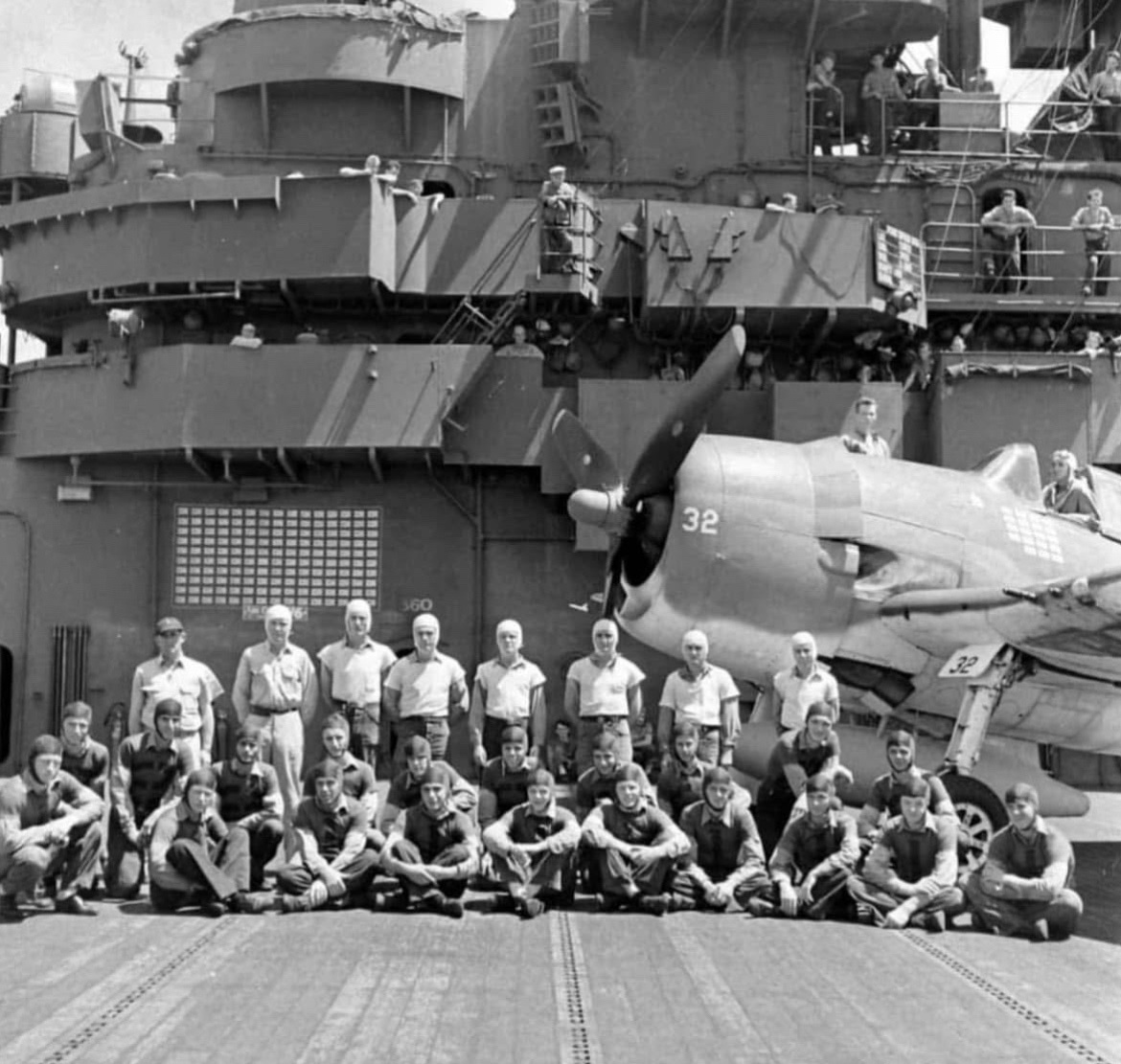 Jason_R_Burt's tweet photo. Members of the flight deck crew on the USS Lexington pose for a picture with the carrier’s ace, Alexander Vraciu, in his Grumman F6F Hellcat. ⚓️ https://t.co/3QaFurzi8H
