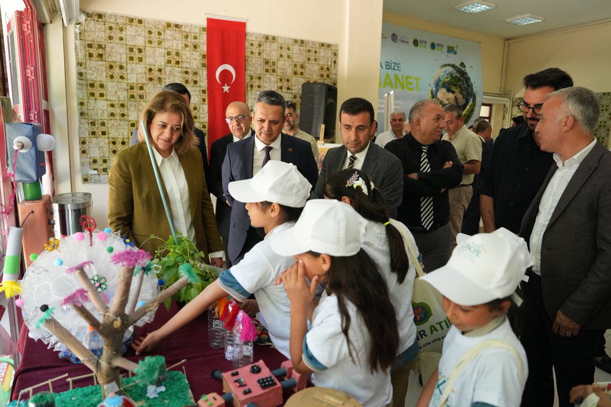 antep_csidm's tweet photo. Bu yıl "Dünya Bize Emanet" temasıyla kutladığımız Türkiye Çevre Haftası kapsamında yapılan, Sıfır Atık İyi Uygulamaları Yarışması Ödül Töreni ve Sergisi İl Müdürlüğümüz binasında gerçekleştirilmiştir.
@muratkurum 
@csbgovtr
@hakansimsek63
#gaziantepcevre
#5hazirandünyaçevregünü🍀 https://t.co/34Zk9MaA0i