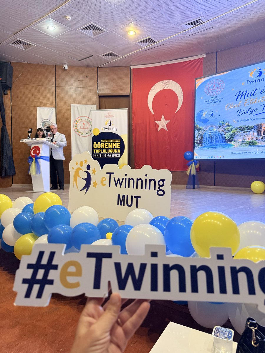 eTwinningMersin's tweet photo. 🏆Mersin eTwinning İlçe Ödül Törenleri - 1️⃣2️⃣

📍MUT

📌 @mut_mem tarafından düzenlenen 2025 yılı eTwinning Kalite Etiketi ve eTwinning Okul Etiketleri takdim töreni; İlçe Millî Eğitim Müdürü Sn. Erdal DÖLEK’in
katılımıyla gerçekleştirildi.

@Muhammed0744 @MersinMEM @erddlk33 https://t.co/IQwZKRrByf
