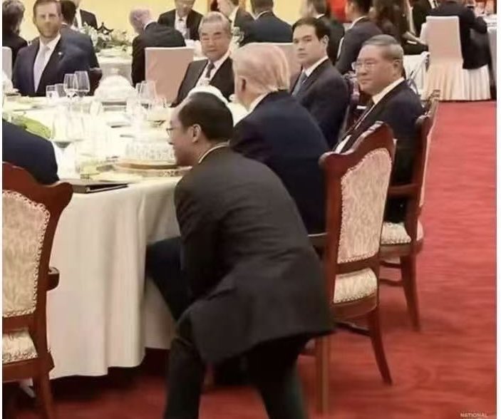 routerSmith's tweet photo. @quarktalksss 推上老党奴们还在为自己“精英”身份自豪的不得了，在他们爬上习主席的位置前，整个人生是这样度过的： https://t.co/IUxS2E0cDh