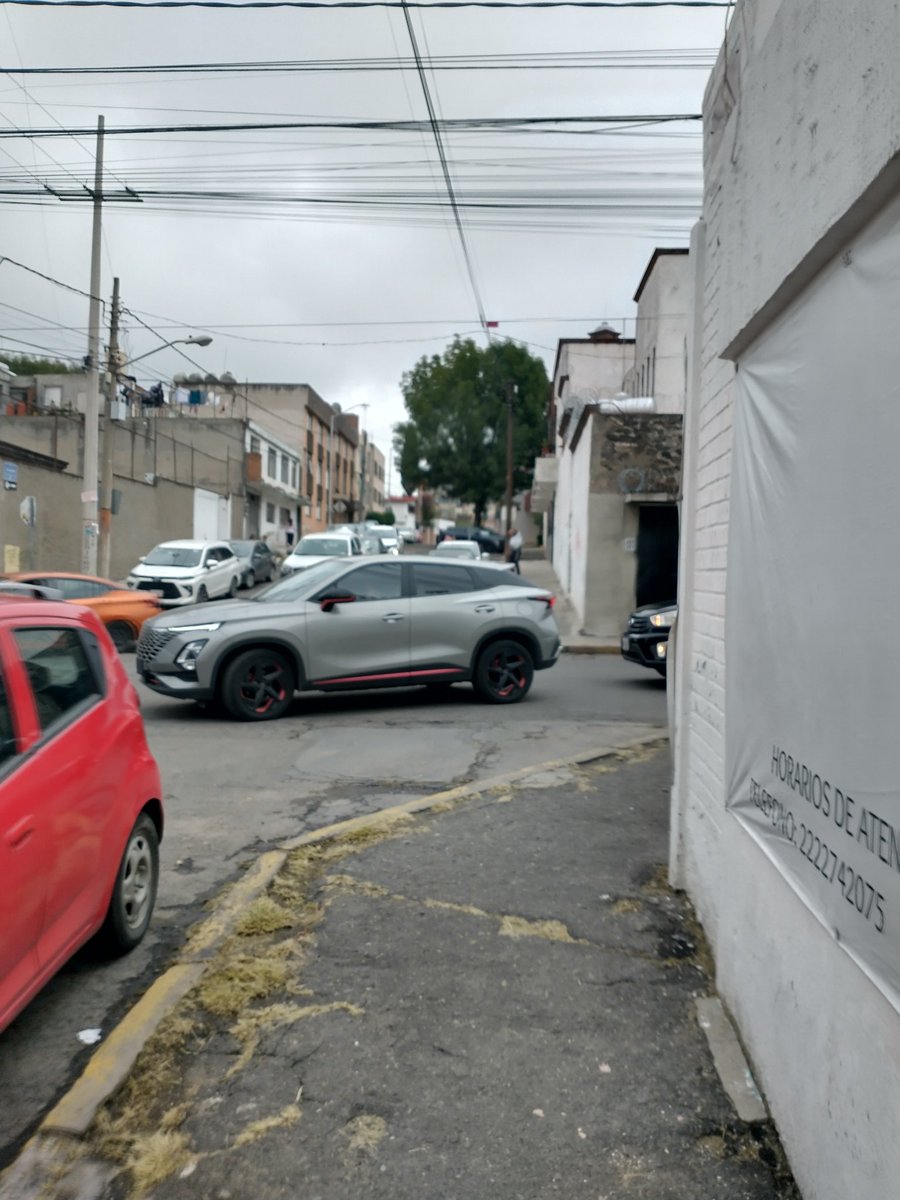 solari_alan's tweet photo. Falta de señalética peatonal en calle 15 oriente y 14 sur, es esencial porque de la estancia del ISSSTep al cench, no ceden paso los automóviles y puede haber riesgos https://t.co/O0k61GcIig