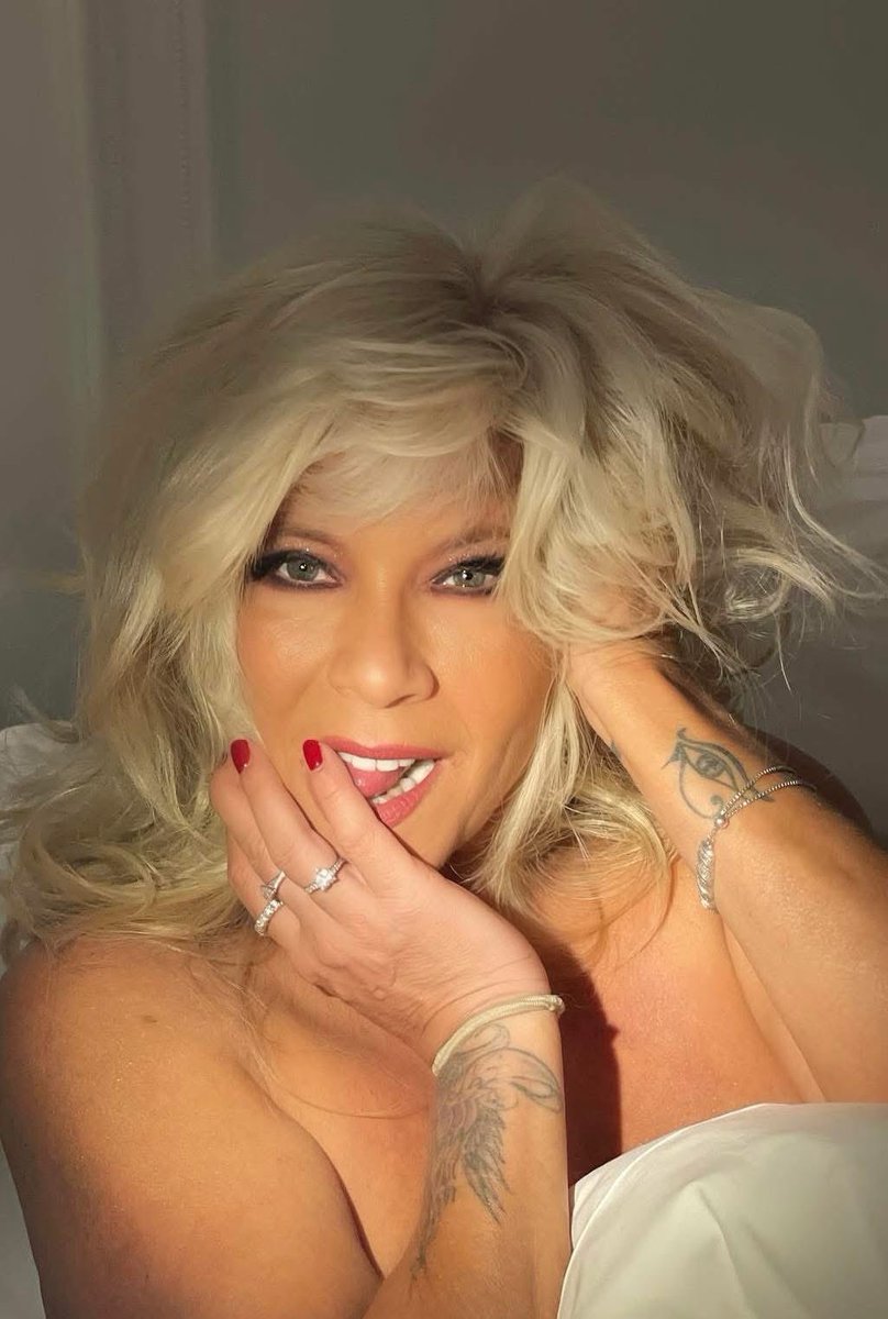 Amy83Bare's tweet photo. Wouldn’t you just love to wake up to her?
#SamanthaFox https://t.co/h5DZIJ2tNM