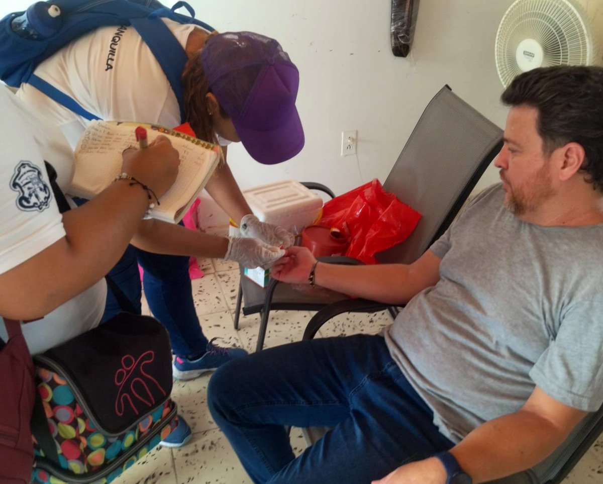 SecSaludBAQ's tweet photo. 📌 En el marco de las búsquedas activas comunitarias, se identifican pacientes febriles y aplicamos pruebas rápidas de dengue.  

Hemos realizado más de 500 en barrios como Ciudadela 20 de Julio, El Bosque, El Pueblo, Sourdis, San Salvador, Carrizal y La Playa. https://t.co/6ZARI6L57O
