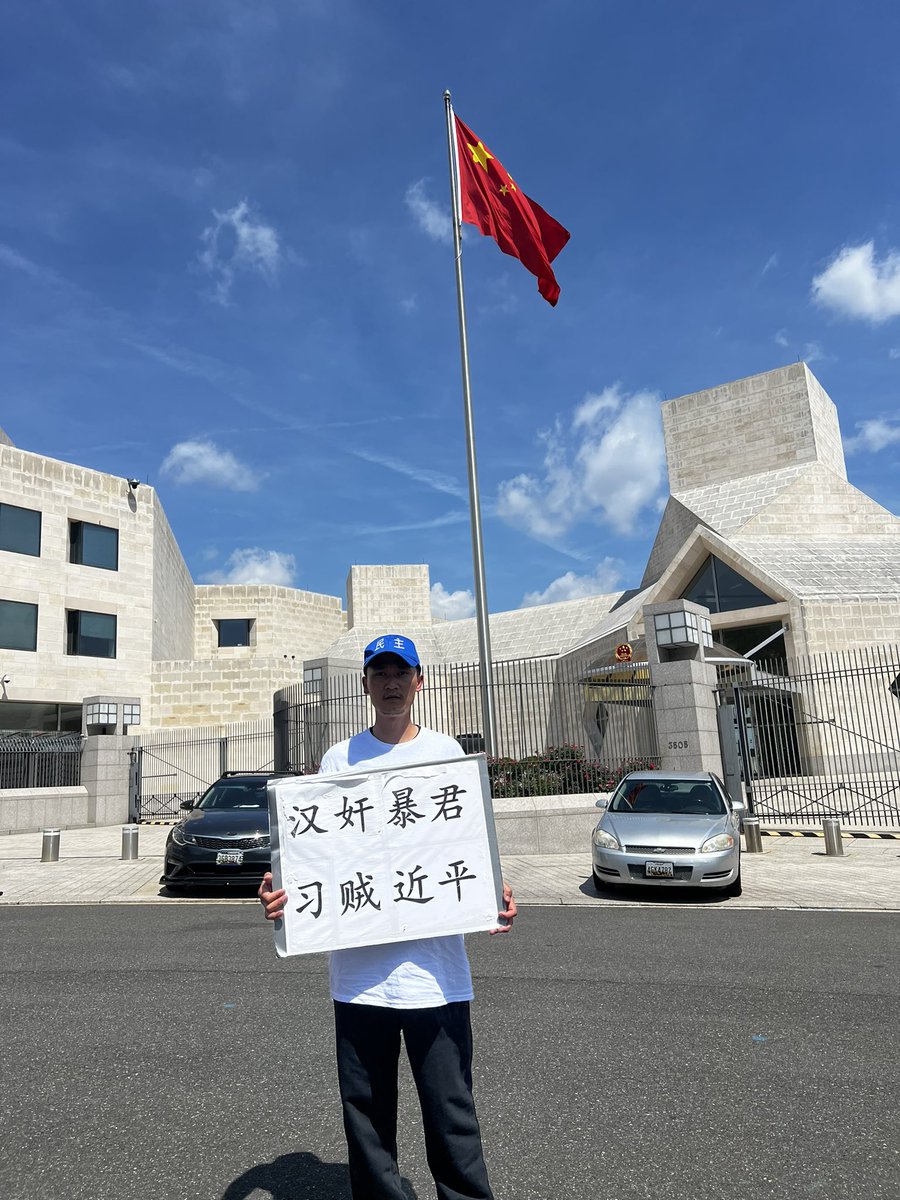 GUOBO___'s tweet photo. 六四不是历史，而是中共至今不敢面对的罪证。

坦克可以碾碎生命，却碾不碎真相。

#六四 #天安门 #结束中共暴政 https://t.co/7bo9CP00ms