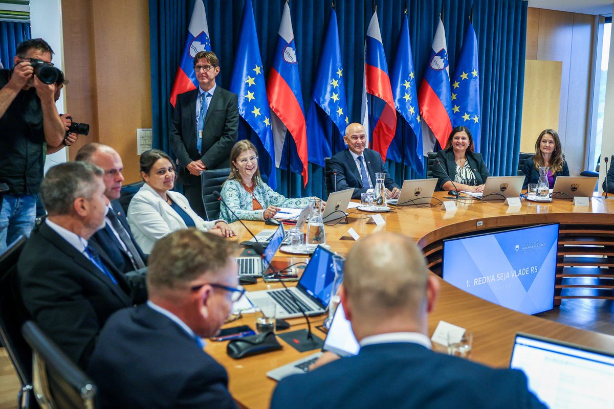JJansaSDS's tweet photo. Pred ministrsko ekipo so v tem mandatu veliki izzivi in pomembne odločitve za prihodnost Slovenije. Začenja se novo obdobje razvoja in odgovornega upravljanja države. Vrednotno središče programa vlade predstavljajo družina, spoštovanje slovenske kulture, tradicije in osamosvojitve ter krepitev povezanosti. Vse opozicijske stranke bodo že prihodnji teden prejele vabilo k Partnerstvu za razvoj. Verjamemo v moč sodelovanja in skupnega dela za blaginjo države. Roko sodelovanja ponujamo vsem,  ki presegajo dnevno politiko in želijo lepšo prihodnost Slovenije. 🇸🇮